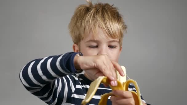 Criança Feliz Gosta Comer Banana Saborosa Menino Bonito Retrato Emoção — Vídeo de Stock
