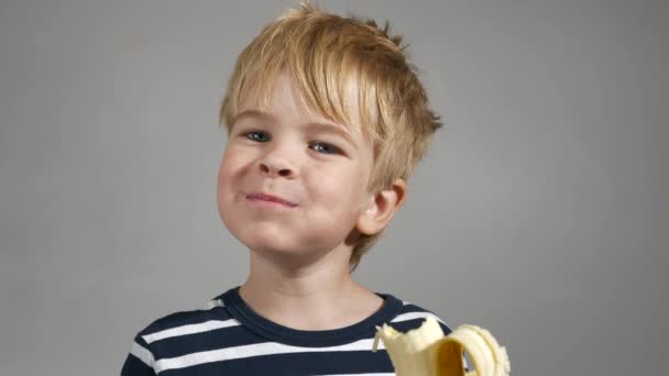 Criança Feliz Gosta Comer Banana Saborosa Menino Bonito Retrato Emoção — Vídeo de Stock