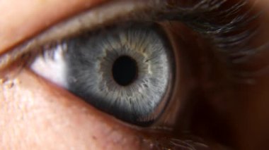 Açık Mavi Kadın Gözler 'i kapatın. İnsan gözbebeği kornea göz bebeği kirpikleri. Macro Shot. 2x Yavaş çekim 60 fps 4K