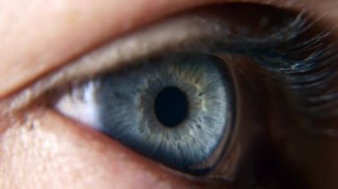 Açık Mavi Kadın Gözler 'i kapatın. İnsan gözbebeği kornea göz bebeği kirpikleri. Macro Shot. 2x Yavaş çekim 60 fps 4K