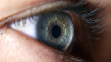Açık Mavi Kadın Gözler 'i kapatın. İnsan gözbebeği kornea göz bebeği kirpikleri. Macro Shot. 2x Yavaş çekim 60 fps 4K