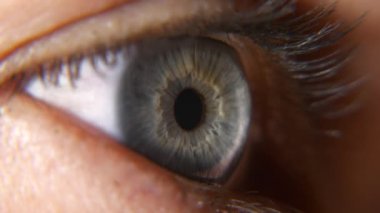 Açık Mavi Kadın Gözler 'i kapatın. İnsan gözbebeği kornea göz bebeği kirpikleri. Macro Shot. 2x Yavaş çekim 60 fps 4K