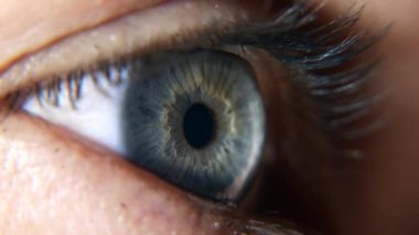 Açık Mavi Kadın Gözler 'i kapatın. İnsan gözbebeği kornea göz bebeği kirpikleri. Macro Shot. 2x Yavaş çekim 60 fps 4K