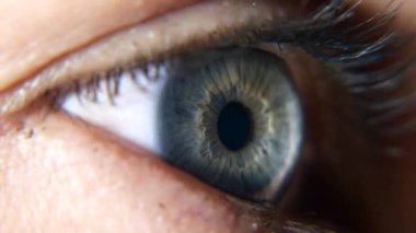 Açık Mavi Kadın Gözler 'i kapatın. İnsan gözbebeği kornea göz bebeği kirpikleri. Macro Shot. 2x Yavaş çekim 60 fps 4K