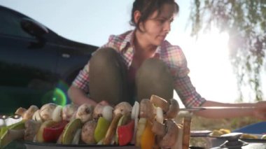 Sebze Kebabı Kadın Ateş Kampı 'nın üstünde Şiş Aşçı Yemeği' ni hazırla. Kid Outing Dinlenme Pikniği ile Aile Kırsal Doğa Bölgesi Yazı. 2x Yavaş çekim 60 fps 4K