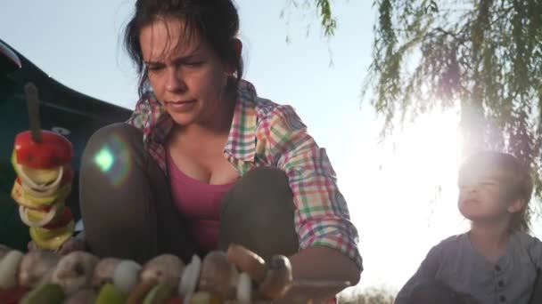 Женщина Готовит Шашлык Овощами Шашлычной Пожарная Еда Костре Семья Ребенком — стоковое видео