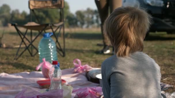 Familia Con Niño Kid Salida Descanso Picnic Cerca Fogata Junto — Vídeos de Stock