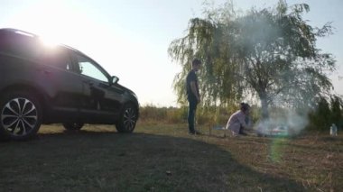 Aile Çocuk İzci Kampı Pikniği Göl Kenarı Kırsal Kır Yazı 'nda. 2x Yavaş çekim 60fps 4K
