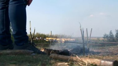 Şiş Aşçı Vejetaryen Yemeği 'nde Patates Kızartması. Aile Gezisi Pikniği Kırsal Doğa Bölgesi Kırsal Yazı 4K