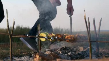 Yakın plan Man Roast Vegan Kebabı, Şiş Aşçı Vejetaryen Yemeği, Ateş Kampı Ateşinin Üzerinde. Aile Gezisi Pikniği Kırsal Doğa Bölgesi Kırsal Yazı 4K