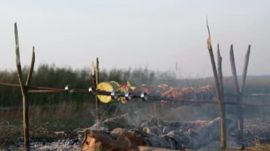Yakın plan vejetaryen kebap şiş aşçı vejetaryen yemeği, Kamp ateşi üzerinde. Aile Gezisi Pikniği Kırsal Doğa Bölgesi Kırsal Yazı 4K