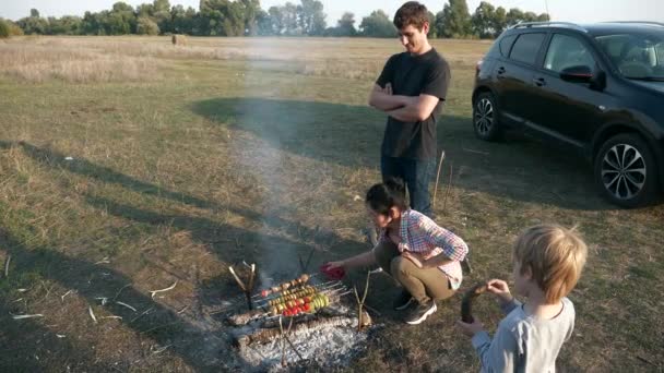 素食者烤蔬菜烤面包在烤蔬菜食物上的火篝火 有孩子外出度假的家庭在湖边野餐 乡村乡村的夏天 2X慢动作60Fps — 图库视频影像