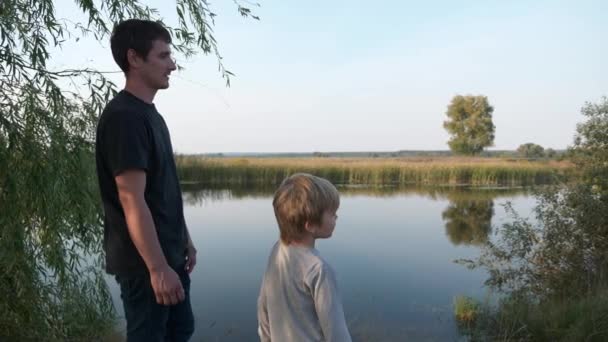 Man Kid Watch Calm Lake Field Plains Ayah Dengan Anak — Stok Video