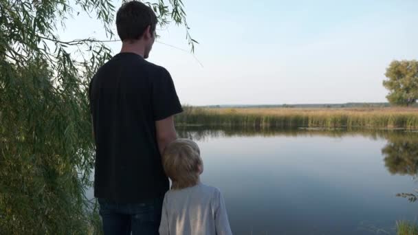 Man Kid Watch Calm Lake Field Plains Father Child Kid — Αρχείο Βίντεο