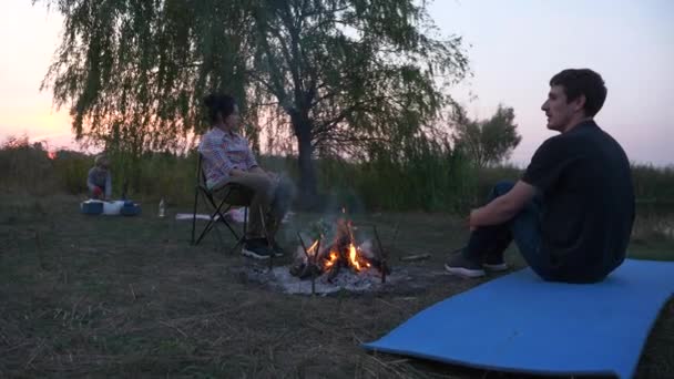 Familjer Med Barn Kid Outing Rest Picknick Nära Campfire Vid — Stockvideo