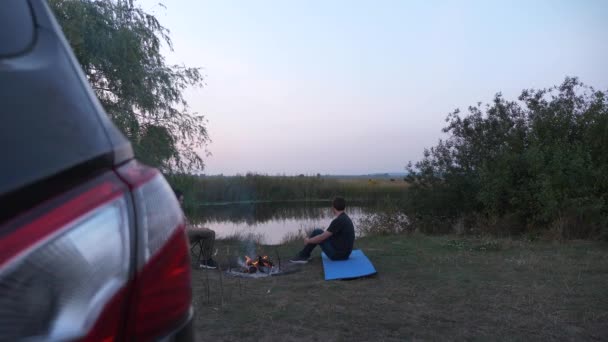Οικογένεια Παιδί Kid Outing Υπόλοιπο Πικνίκ Κοντά Campfire Στη Λίμνη — Αρχείο Βίντεο