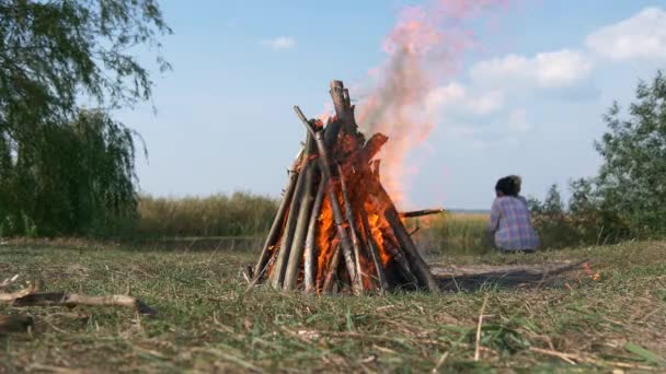 Крупный План Fire Burning Firewood Campfire Camping Site Lake Field — стоковое видео