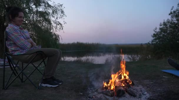 Familjer Med Barn Kid Outing Rest Picknick Nära Campfire Vid — Stockvideo