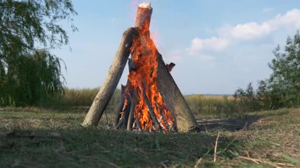 ไฟไหม ไฟไหม ใกล บนแคมป ไฟท งแคมป ไฟใกล ทะเลสาบในท ราบสนาม านชนบทฉากชนบท — วีดีโอสต็อก