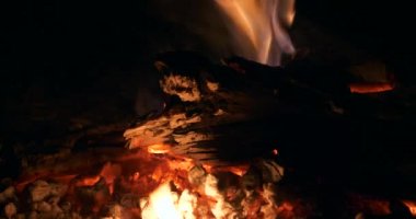 Yakından Ateş Dili Kül Yakan Odun Kamp Ateşi Gece Koyu Siyah Arkaplan 4K