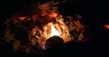 Yakından Ateş Dili Kül Yakan Odun Kamp Ateşi Gece Koyu Siyah Arkaplan 4K