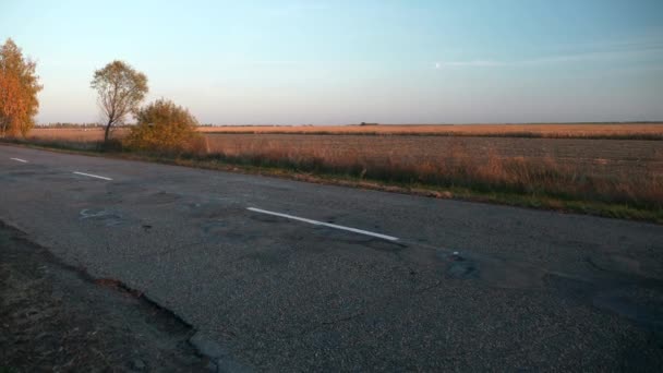 Highway Country Road Nära Plowed Field Höstsäsongen Kvällssolnedgång Solsken Europa — Stockvideo