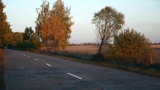Highway Country Road Blízko Oraného Pole Podzimní Sezóna Večerní Sunset — Stock video
