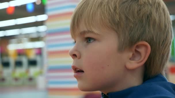 かわいい子供の男の子は屋内キッズプレイグラウンドで一人で遊ぶ ショッピングモールコミュニティセンターの子供の遊び場 2倍スローモーション60Fps — ストック動画