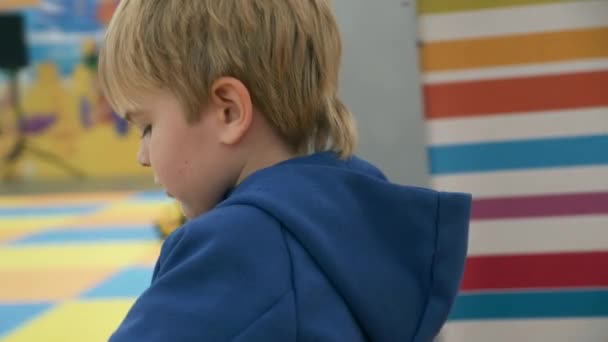 Cute Child Boy Joga Sozinho Parque Infantil Interior Playroom Infantil — Vídeo de Stock