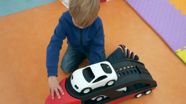 Cute Child Boy Joga Sozinho Parque Infantil Interior Playroom Infantil — Vídeo de Stock