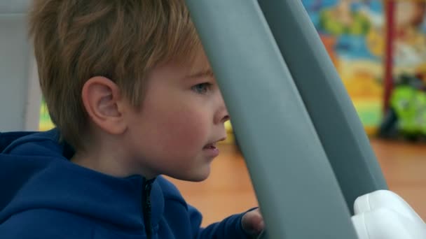 Schattig Kind Jongen Speelt Alleen Indoor Kids Playground Kinderspeelkamer Het — Stockvideo