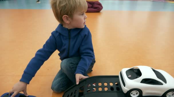 Cute Child Boy Joacă Singur Terenul Joacă Pentru Copii Copii — Videoclip de stoc