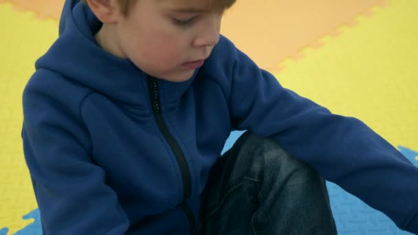 Симпатичный Мальчик Играет Одиночку Детской Площадке Детская Игровая Комната Торговом — стоковое видео