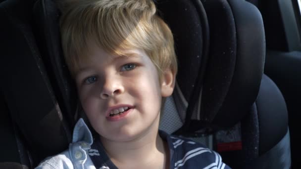 Κοντινό Πλάνο Boy Κάθεται Παιδικό Κάθισμα Ασφαλείας Προβληματικό Παιδί Ένα — Αρχείο Βίντεο