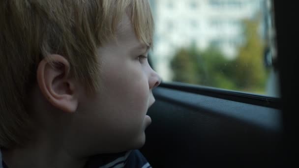 Little Boy Sienta Espera Que Los Padres Regresen Niño Mirando — Vídeos de Stock