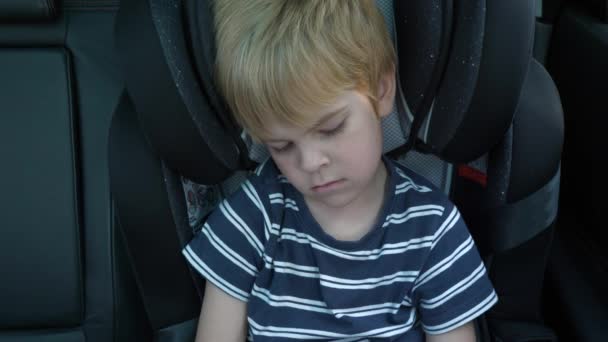 Close Boy Senta Assento Segurança Das Crianças Retrato Criança Pensativa — Vídeo de Stock