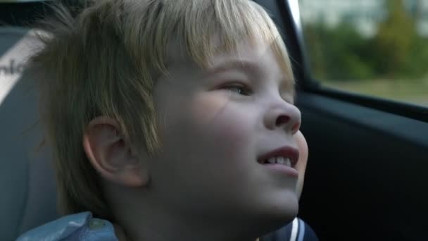 Little Boy Sits Väntar Föräldrarnas Återkomst Barnet Tittar Genom Fönstret — Stockvideo