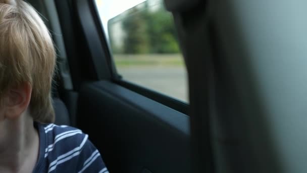 Mały Chłopiec Siedzi Czeka Powrót Rodziców Dziecko Patrzące Przez Okno — Wideo stockowe