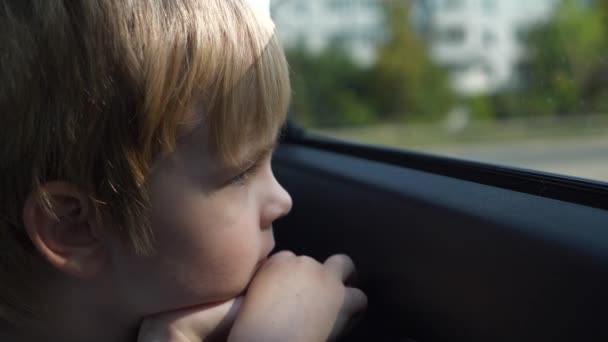 Rapazinho Está Espera Que Pais Regressem Criança Olhar Para Janela — Vídeo de Stock