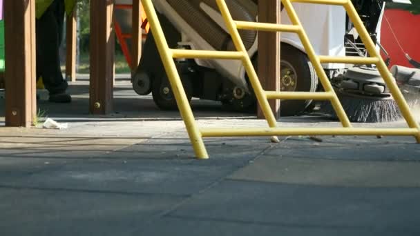 Municipal Street Cleaner Czysty Kurz Pralką Placu Zabaw Parku Letni — Wideo stockowe