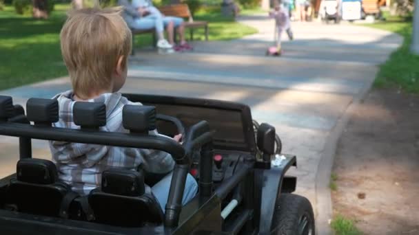 Happy Child Drives Elektrické Poháněné Hračky Auto Jízda Parku Pobavený — Stock video