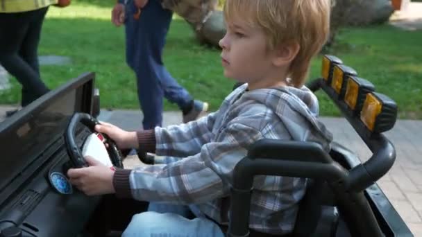 Щаслива Дитина Водить Іграшковий Автомобіль Електричним Живленням Парку Неймовірно Захоплений — стокове відео