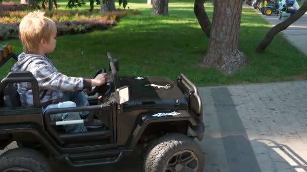 Happy Child Drives Elektryczne Powered Toy Car Ride Parku Podekscytowany — Wideo stockowe