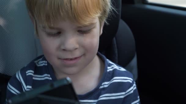 Κοντινό Πλάνο Παιδί Βλέποντας Μμε Στο Smartphone Αγόρι Κάθεται Στο — Αρχείο Βίντεο