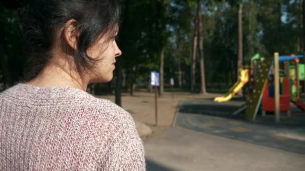 Женщина Стоит Смотрит Чистую Пыль Муниципал Стрит Детской Площадке Парке — стоковое видео