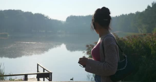 Mladá Pretty Woman Fotografovat na Smartphone of Calm Lake Pond Krásná příroda. Ženský turistický odpočinek v City Parku. Letní ráno Slunečný den 4K