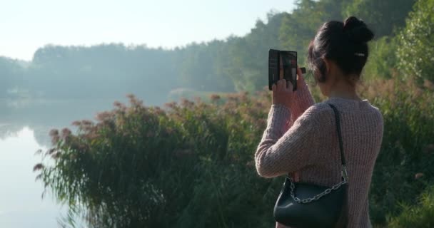 Young Pretty Woman Mengambil Foto Smartphone Dari Calm Lake Pond — Stok Video