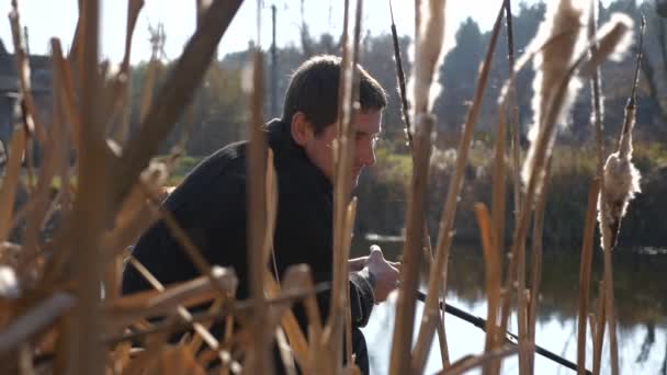 Pescador Caña Pescar Fisher Padre Hijo Descanse Cerca Lake Pond — Vídeos de Stock