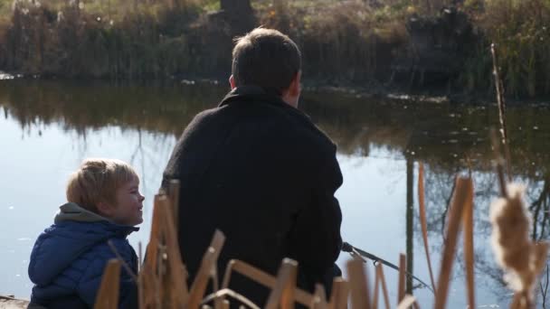 Wędkarz Wędkarski Fisher Ojciec Dziecko Odpoczywają Pobliżu Jeziora Staw Rodzina — Wideo stockowe