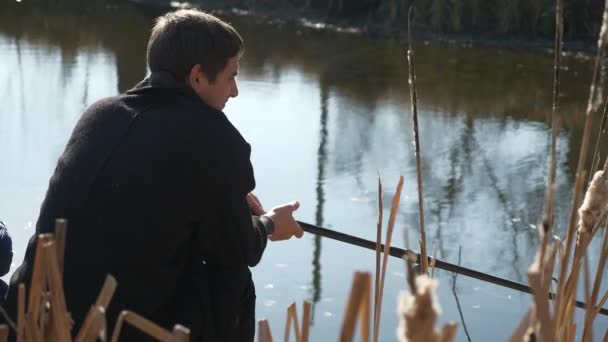 Balıkçı Oltası Balıkçısı Baba Çocuk Göl Kenarında Dinleniyor Aile Doğanın — Stok video